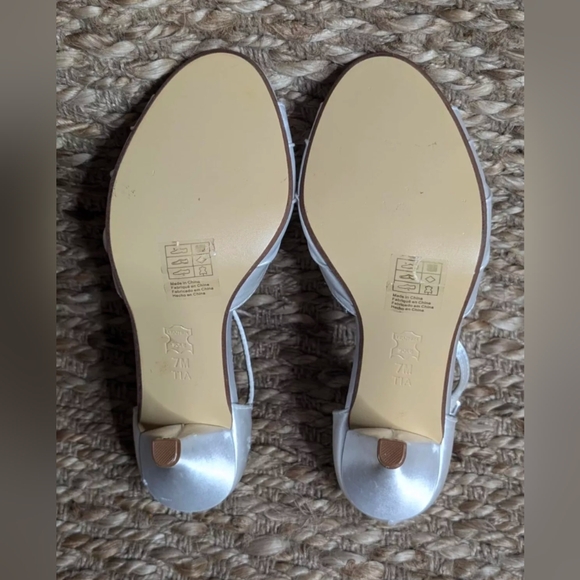 NEW Satin Dyeable White Heels David's Bridal Size 7 -w- Diamond Embellishments - Picture 9 of 12